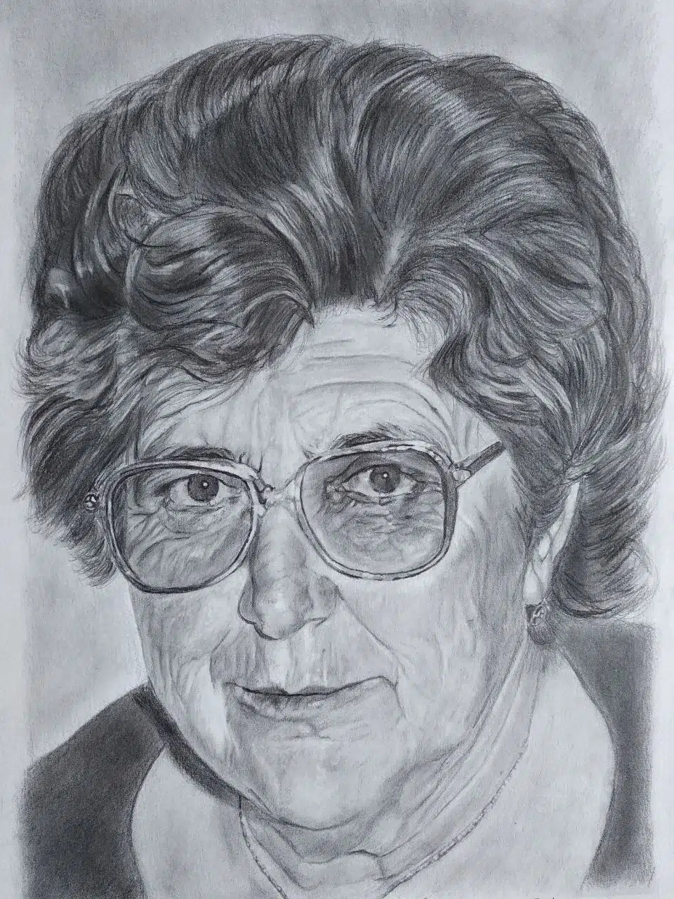 Retrato a lápiz de una abuela con gafas redondas y pelo corto ondulado con expresión amable