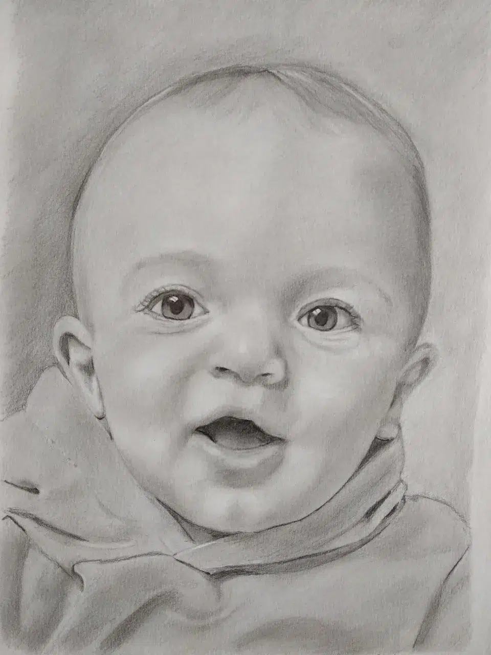 Retrato a lápiz de un bebé sonriendo con ojos grandes y expresión de asombro