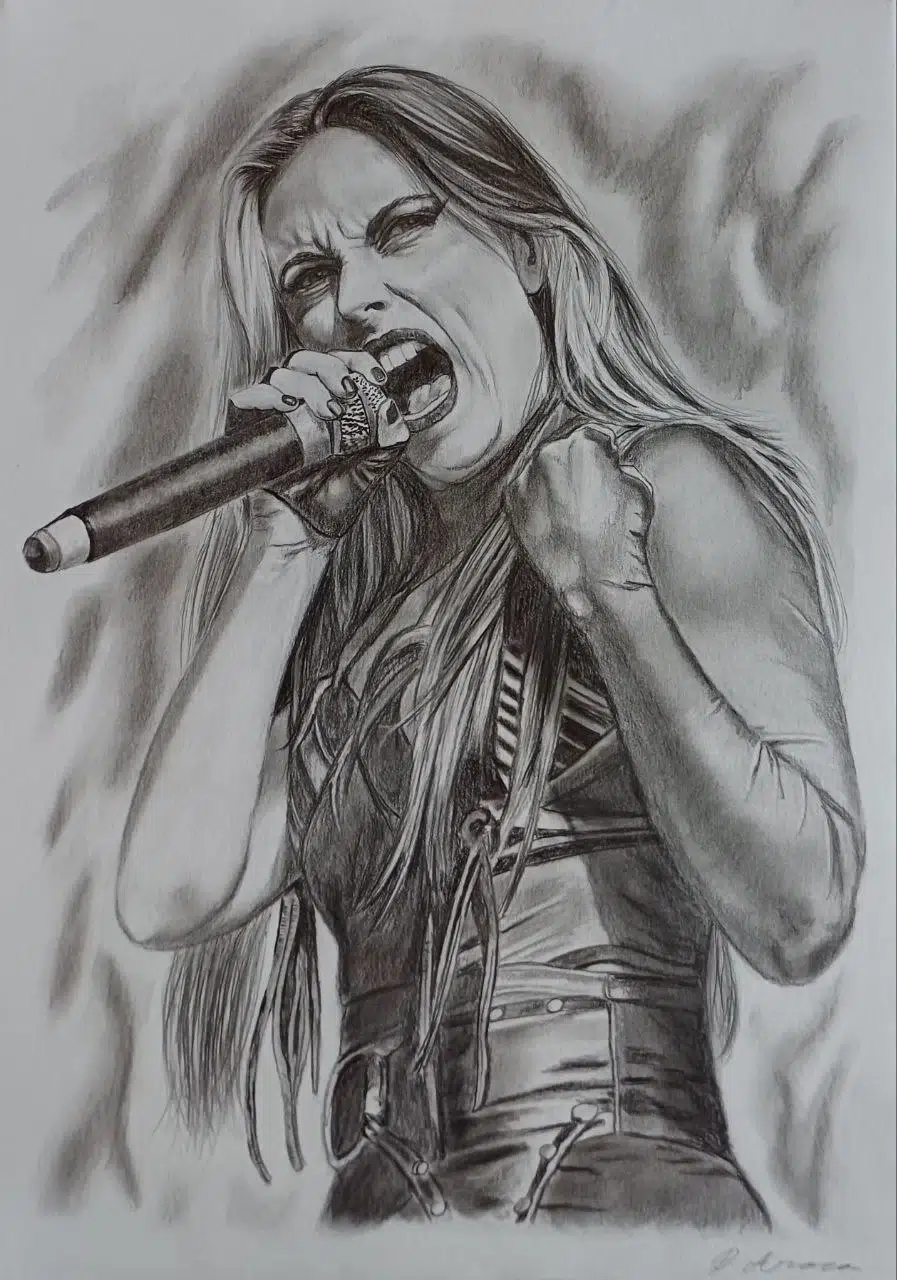 Retrato a lápiz de una cantante femenina sujetando un micrófono durante un concierto