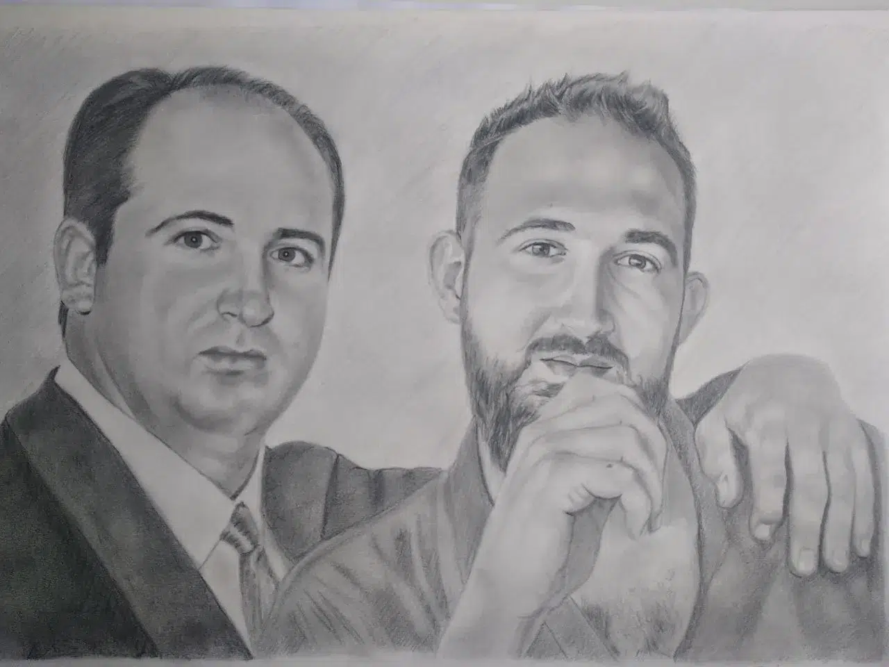 Retrato a lápiz de dos hombres posando juntos, uno con traje y corbata y otro con barba apoyado