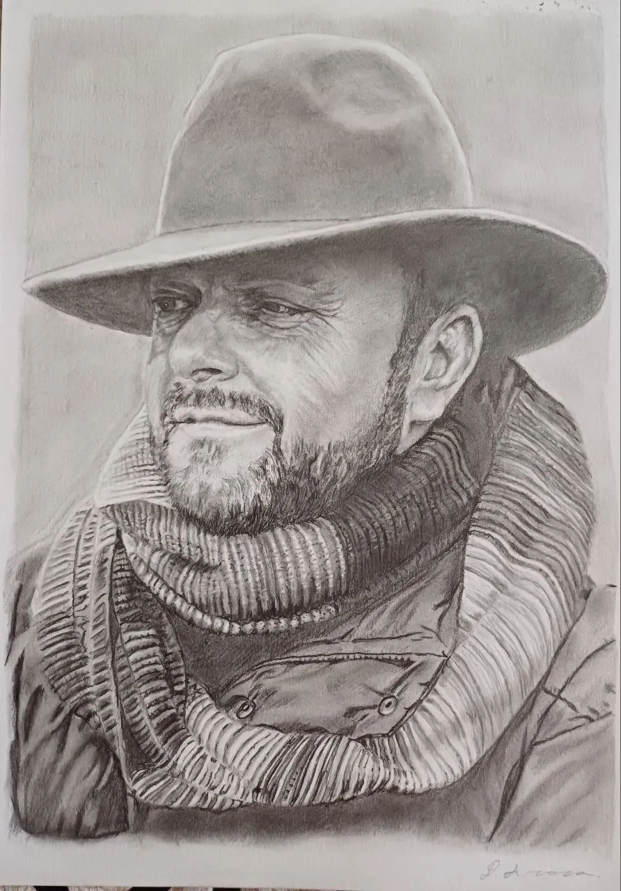 Retrato a lápiz de un hombre con sombrero de ala ancha, barba y una bufanda gruesa al cuello