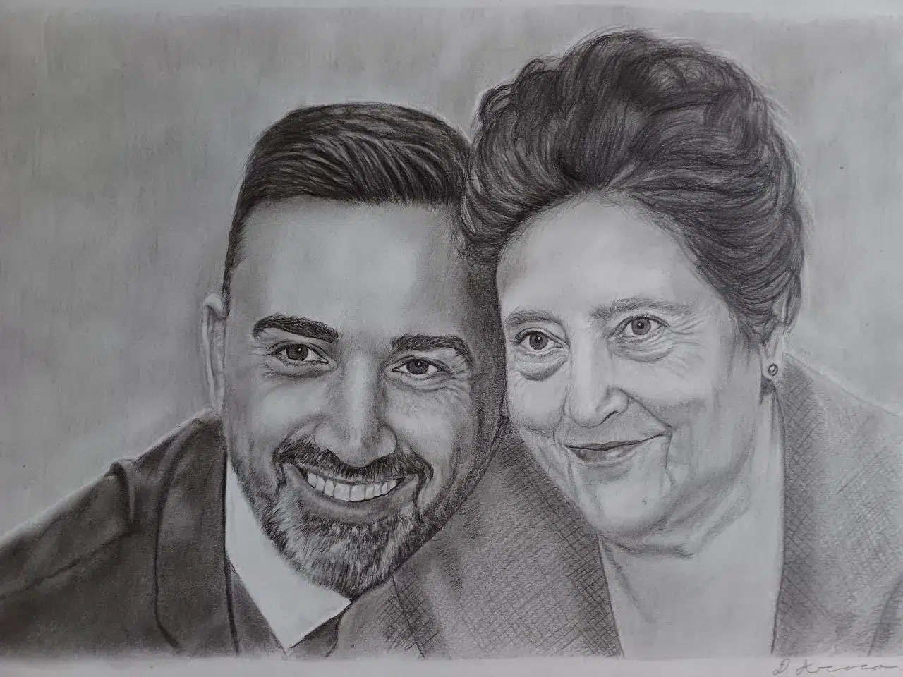 Retrato a lápiz de una madre mayor junto a su hijo adulto con barba, ambos sonriendo