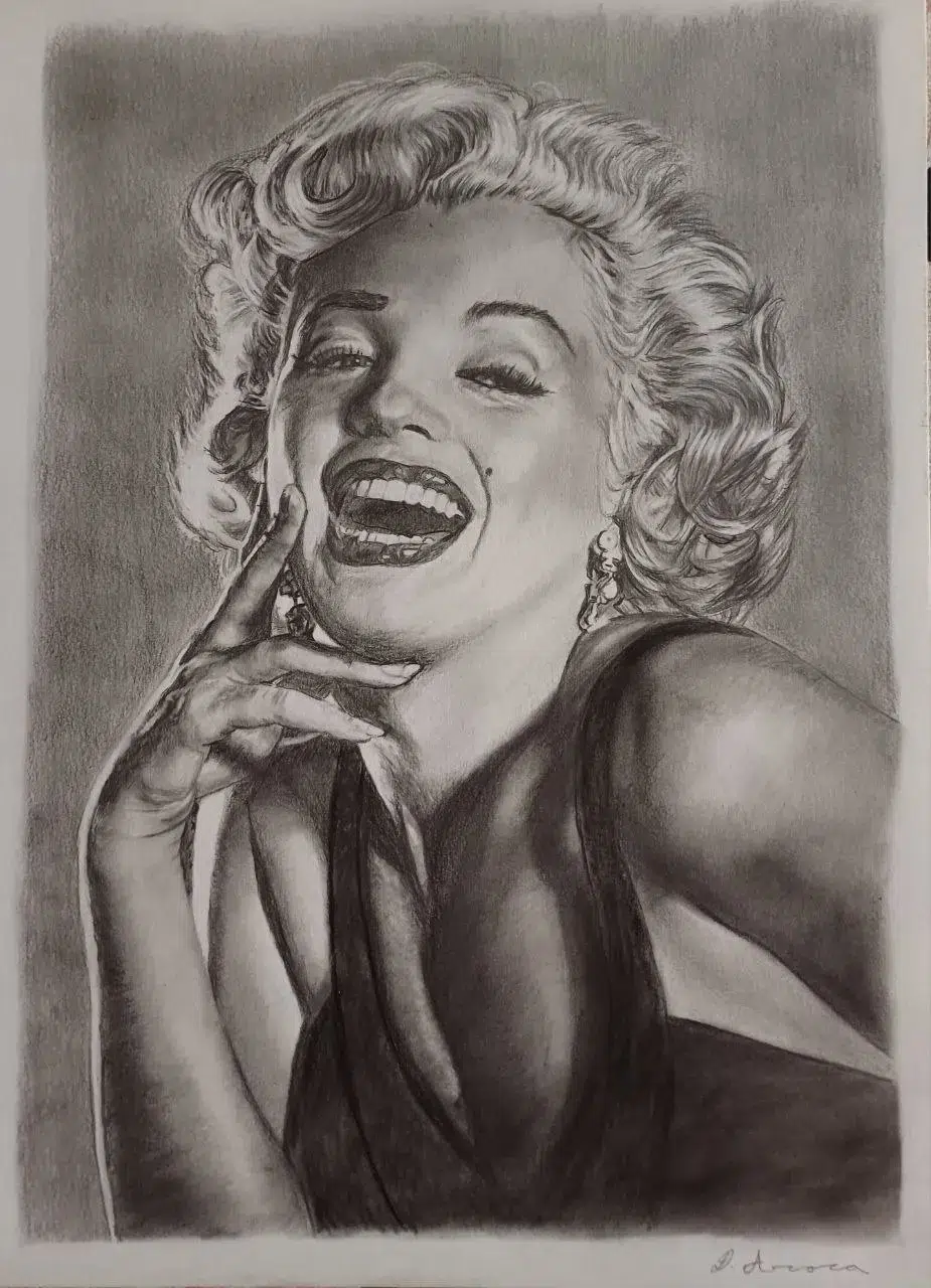 Retrato a lápiz de Marilyn Monroe riendo con la mano cerca del rostro en pose icónica