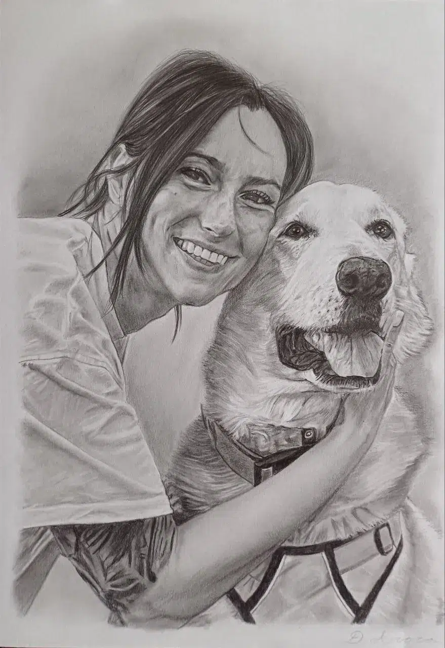 Retrato a lápiz de una mujer sonriente abrazando a un perro golden retriever