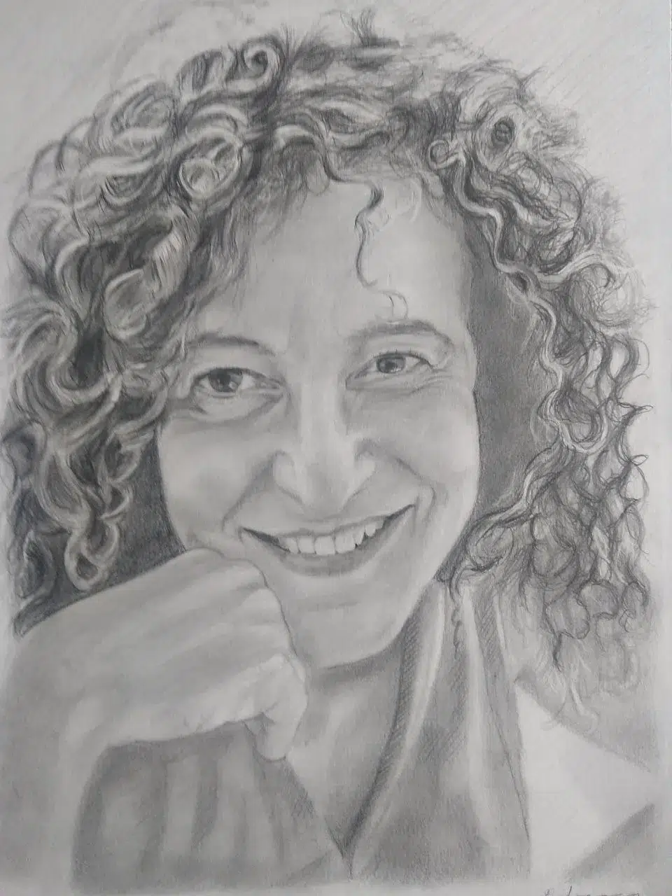 Retrato a lápiz de una mujer con cabello rizado y voluminoso sonriendo con la mano en la barbilla