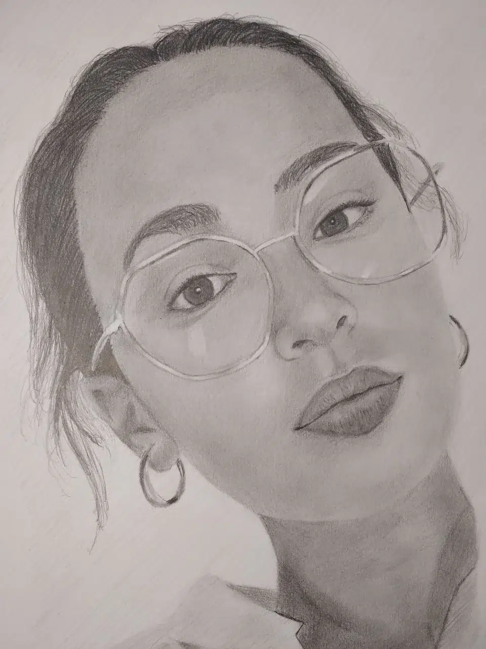 Retrato a lápiz de una mujer con gafas grandes y redondas, pendientes de aro y labios marcados