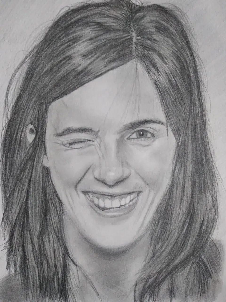 Retrato a lápiz de una mujer guiñando un ojo mientras sonríe con naturalidad