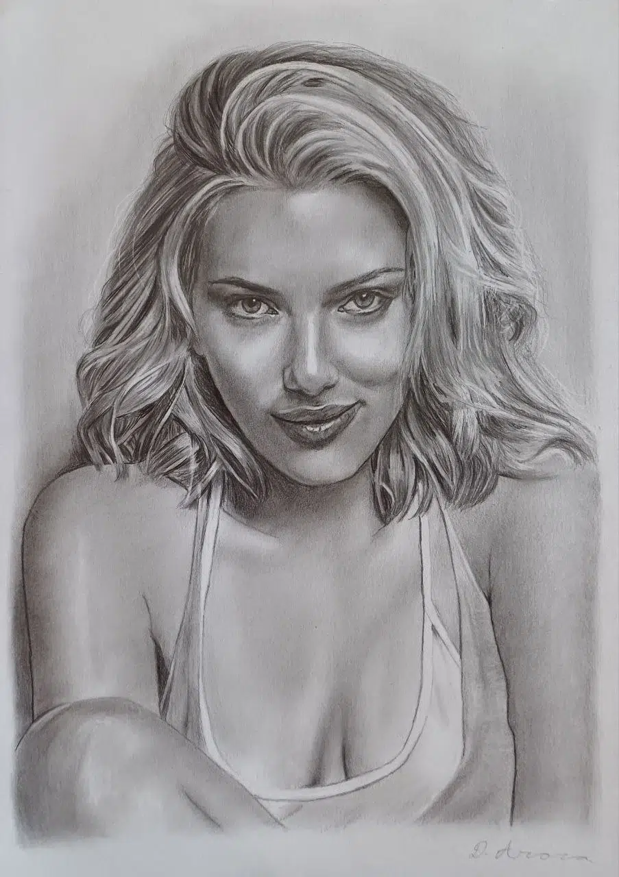 Retrato a lápiz de una mujer rubia con camiseta de tirantes y mirada seductora