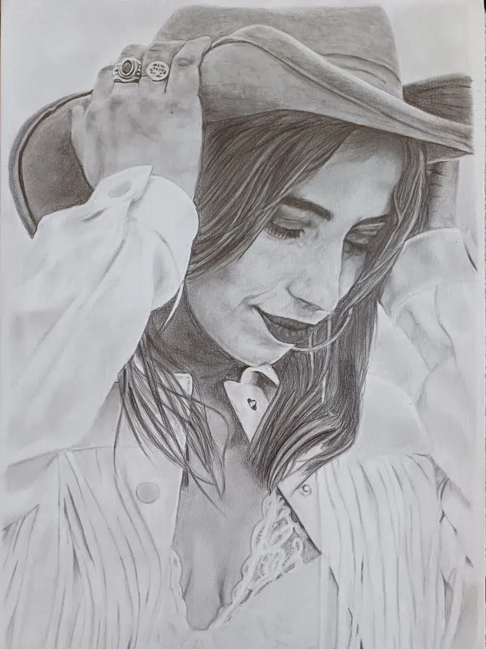 Retrato a lápiz de una mujer con sombrero vaquero sujetándolo con las manos y anillos vistosos