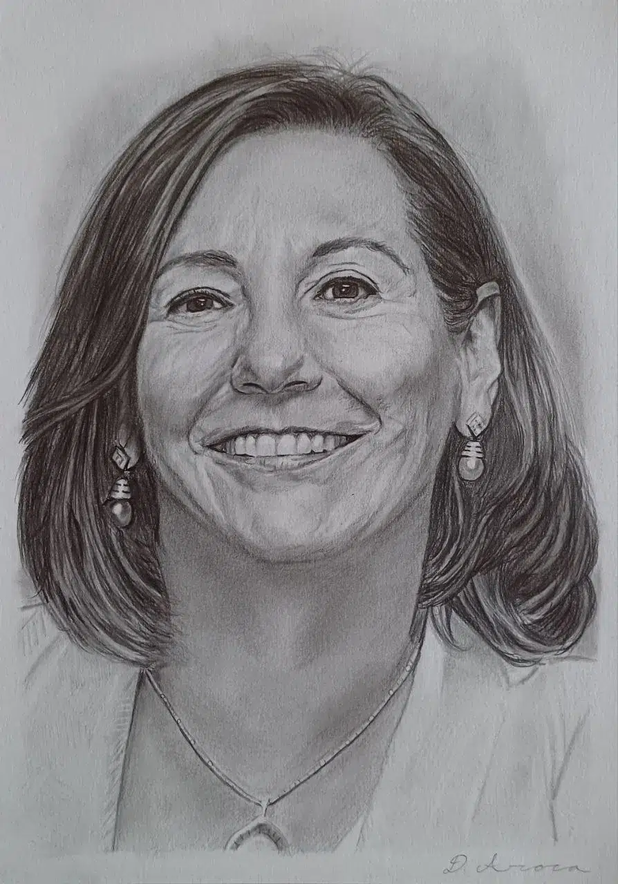 Retrato a lápiz de una mujer sonriendo abiertamente con pendientes colgantes y collar