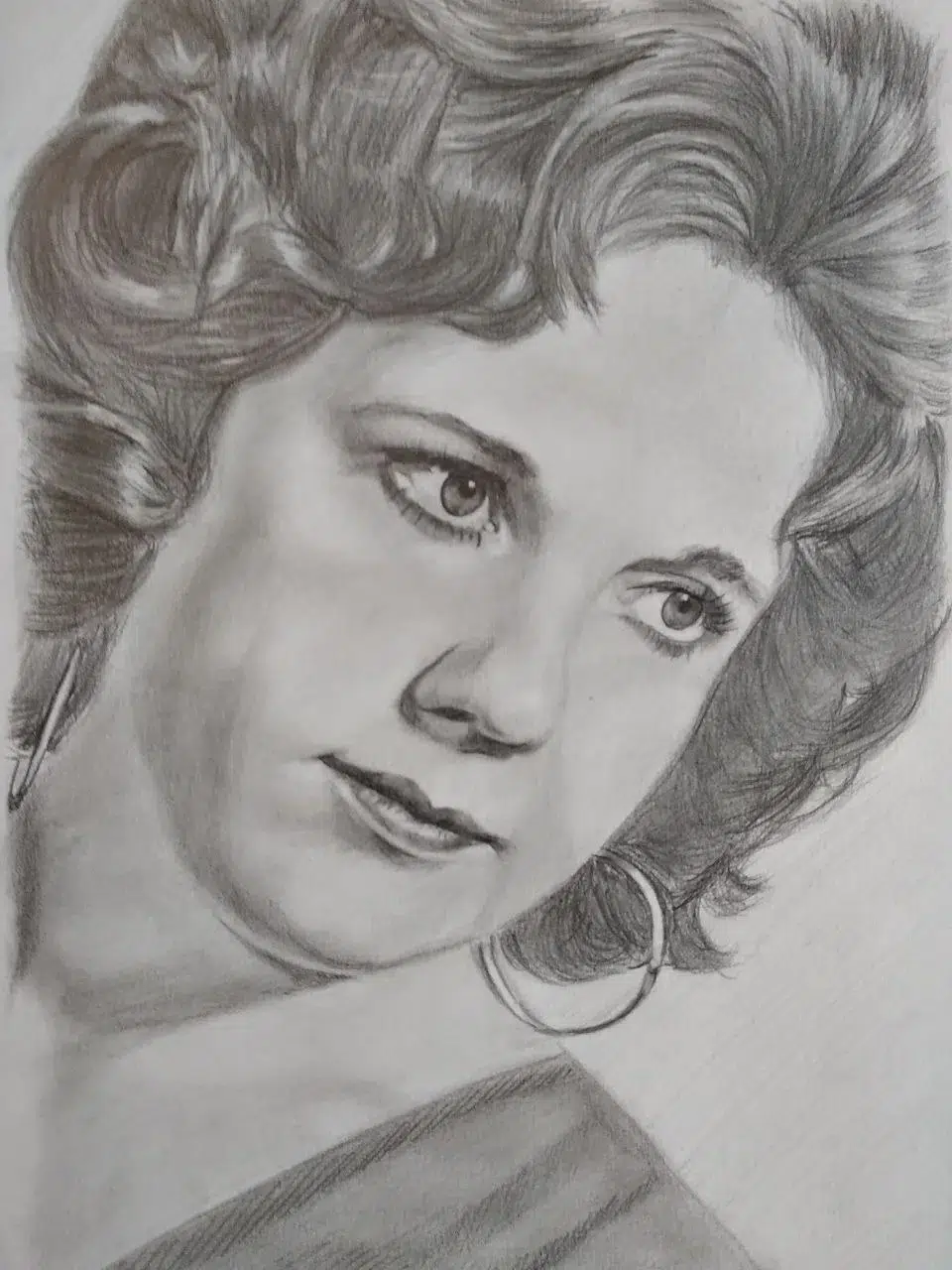 Retrato a lápiz de una mujer estilo vintage con pelo rizado, pendientes de aro y mirada de reojo