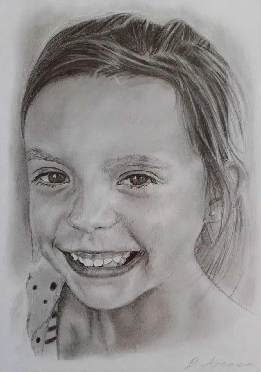Retrato a lápiz de una niña pequeña sonriendo abiertamente junto a una muñeca