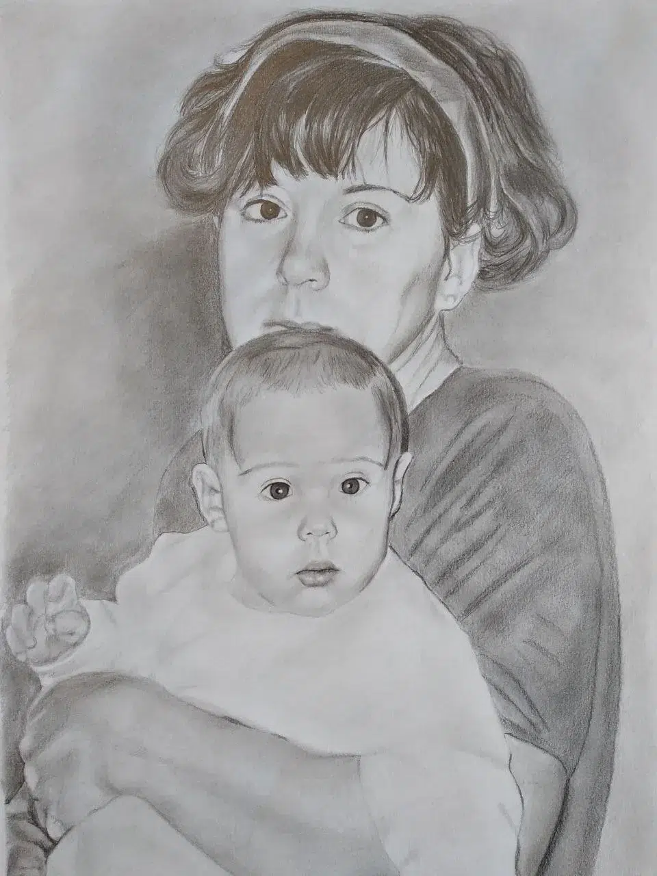 Retrato a lápiz de una niña con diadema sosteniendo en brazos a un bebé