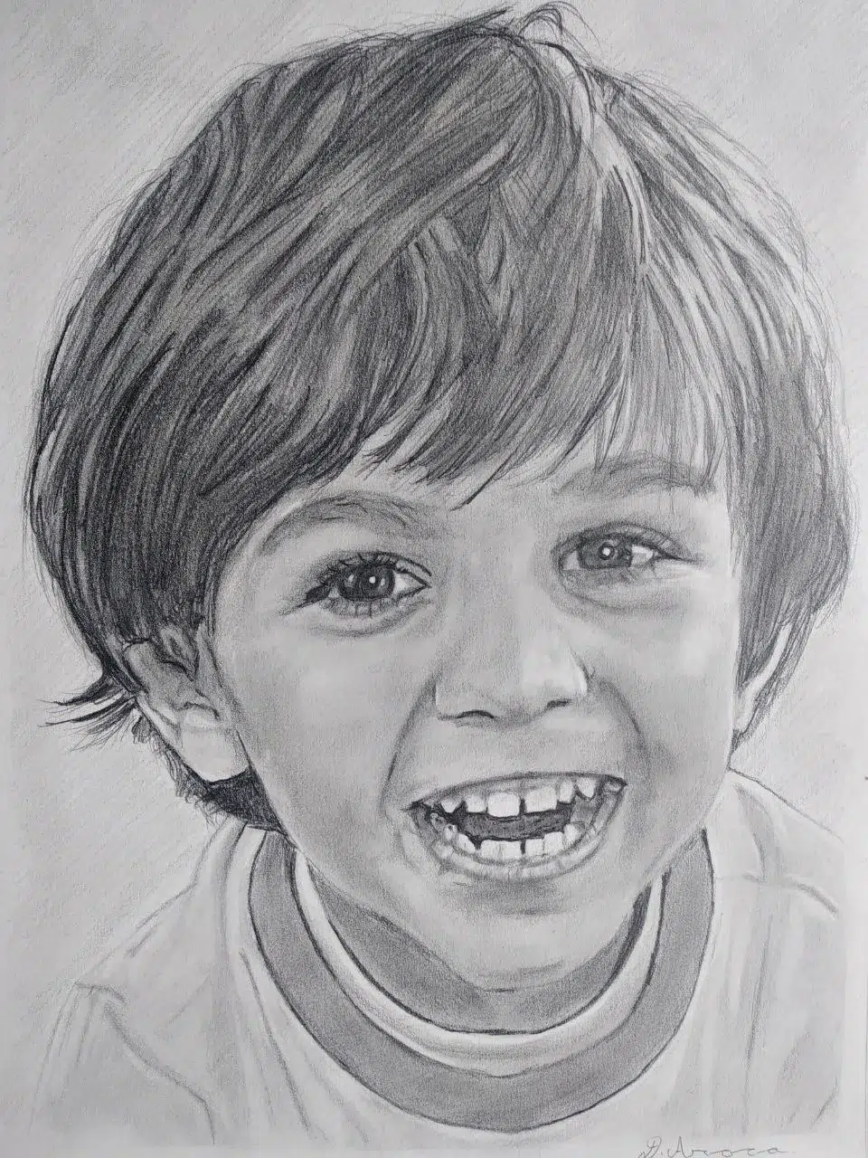 Retrato a lápiz de un niño pequeño riendo con ganas, mostrando los dientes y con flequillo