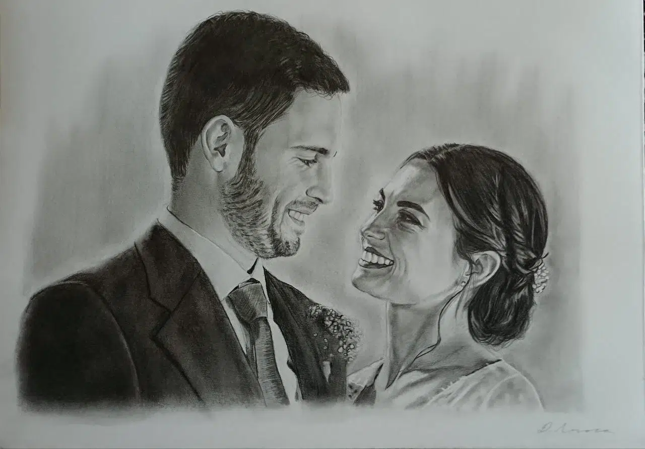 Retrato a lápiz de una pareja de novios el día de su boda mirándose con complicidad