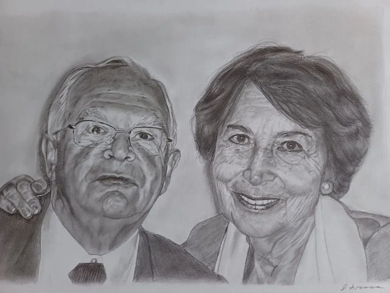 Retrato a lápiz de una pareja de abuelos, él con gafas y traje y ella abrazándolo sonriente