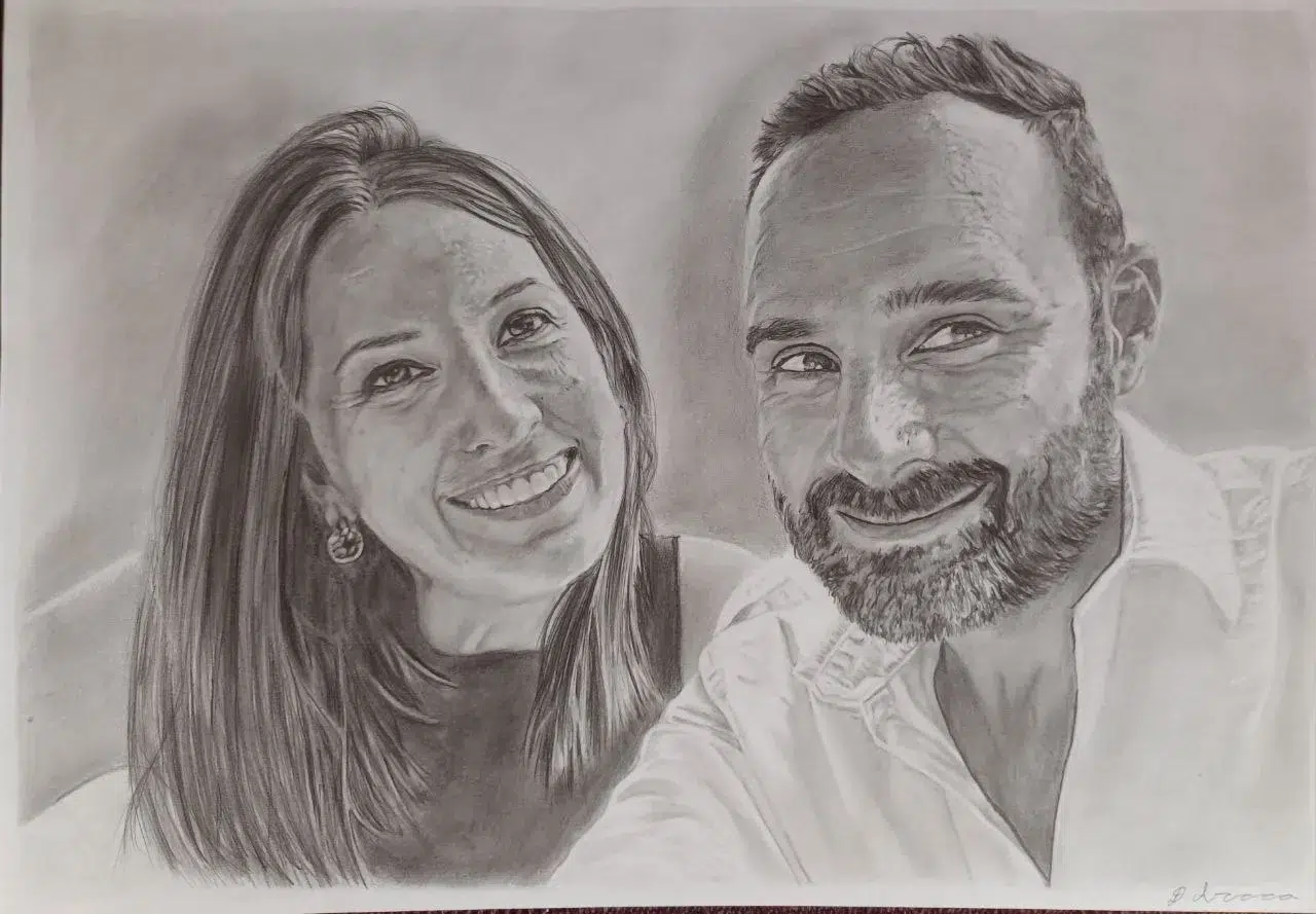 Retrato a lápiz de una pareja sonriendo, ella con pelo castaño largo y él con barba corta y camisa blanca