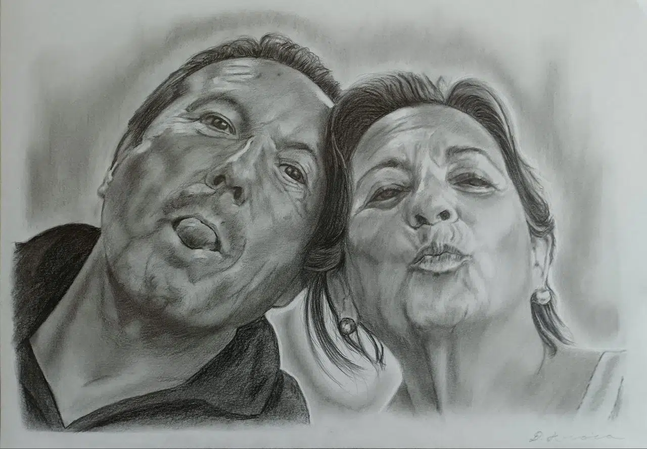 Retrato a lápiz de una pareja mayor poniendo caras divertidas y haciendo morritos