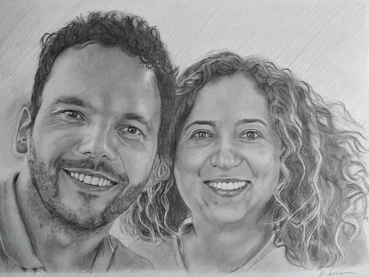 Retrato a lápiz de una pareja joven sonriendo con complicidad, él con rizos y ella con pelo rizado largo