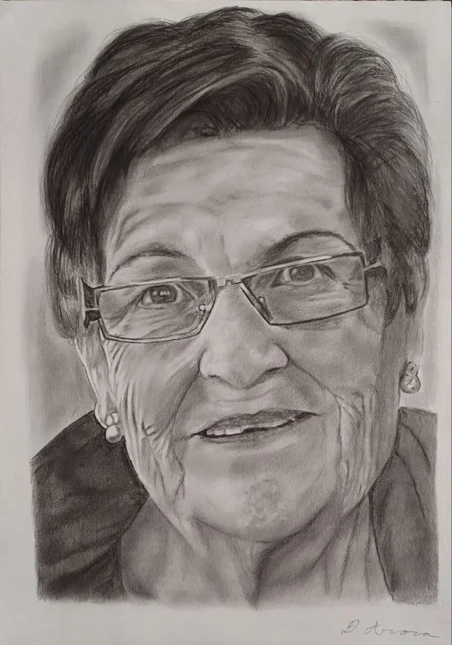 Retrato a lápiz de una señora mayor con gafas rectangulares y expresión serena